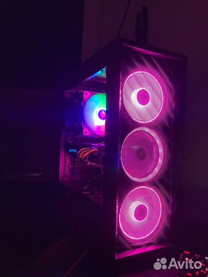 Игровой компьютер со всеми девайсами