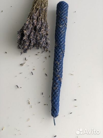 Свеча из вощины синяя с душицей и лавандой