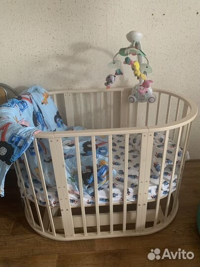 Детская кроватка с маятником