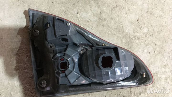 Фонарь крышки багажника правый Toyota Avensis vers