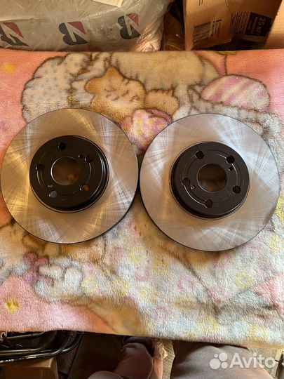 Диски тормозные перед Toyota Avensis2 с 03-09г