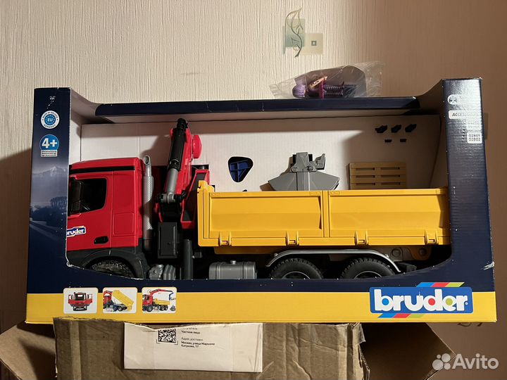 Bruder Mercedes-benz с краном