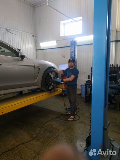 Автомеханик.Сход-развальщик,сварщик с инструментом