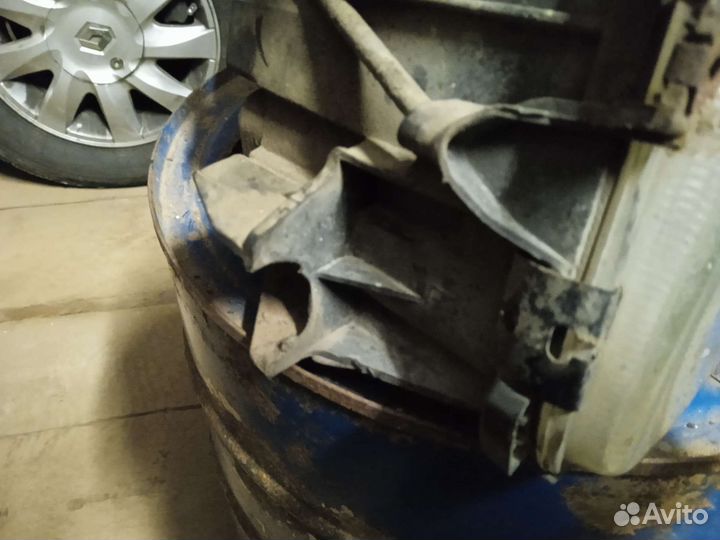 Фара левая Мерседес actros