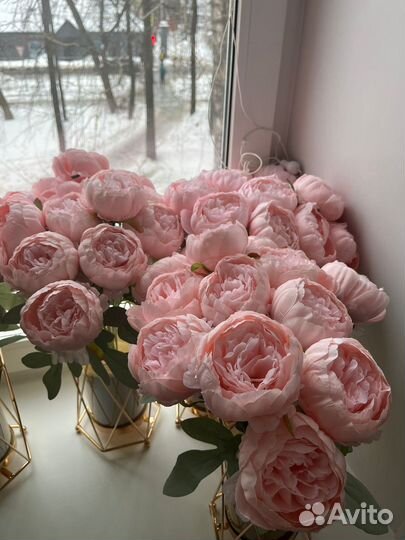 Искусственные цветы пионы в вазах