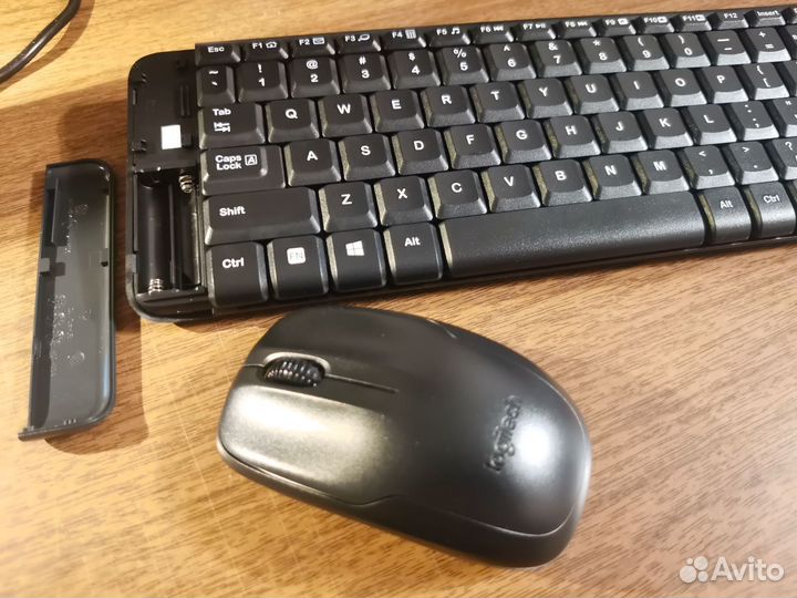 Комплект клавиатура и мышь Logitech MK220
