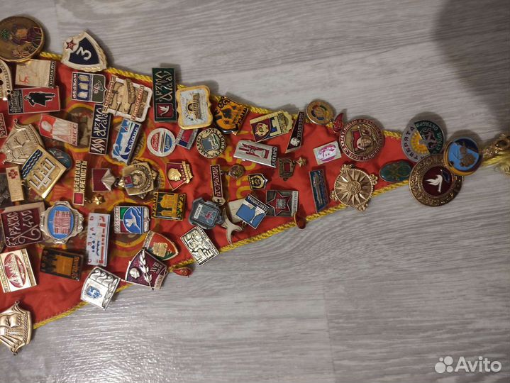 Значки и вымпел