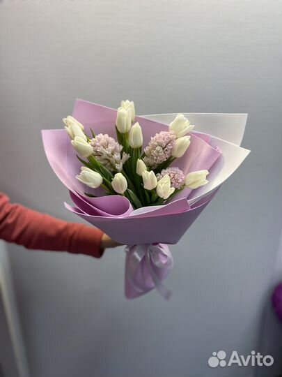 Букет белых тюльпанов с геацинтом