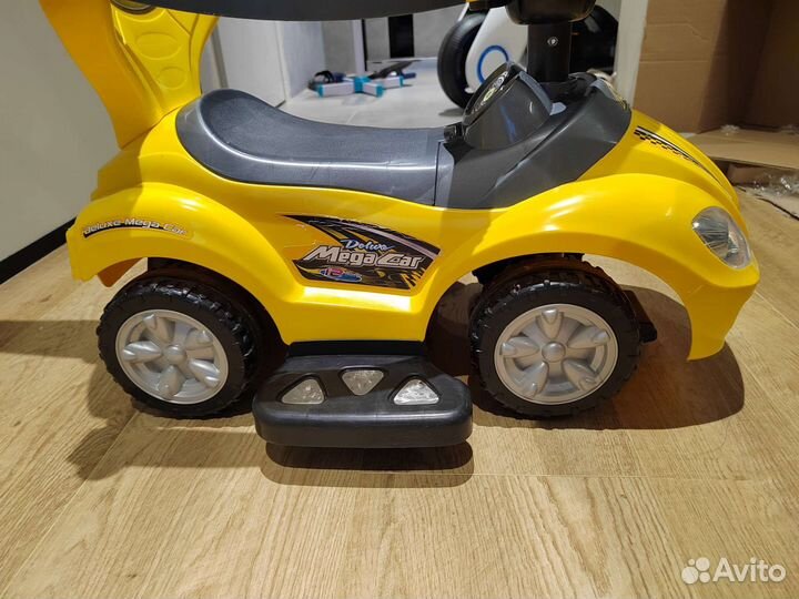 Машинка толокар с ручкой