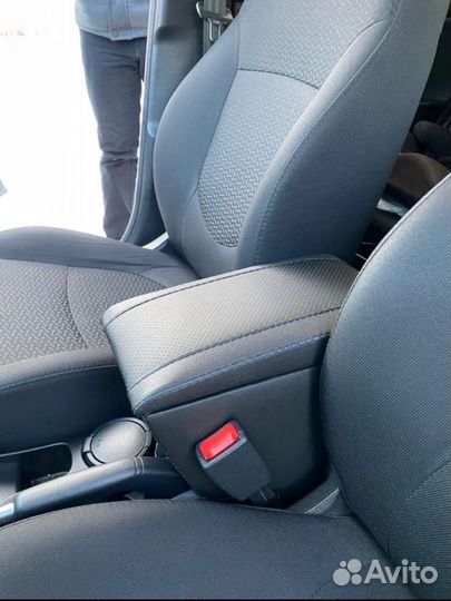 Подлокотник на Хендай Солярис 2 новая