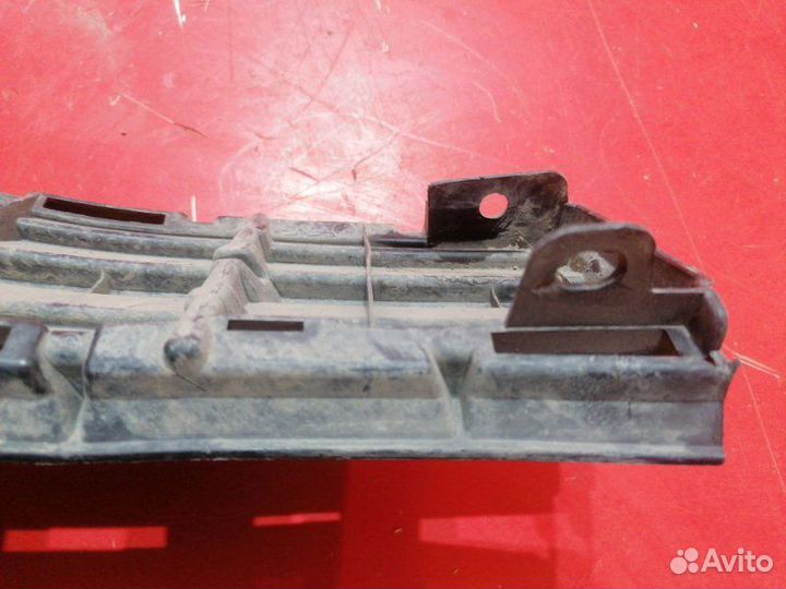 Решетка бампера передняя левая Toyota Rav4