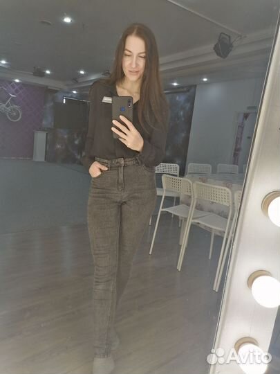 Любая. Хостес, менеджер, кассир, официант