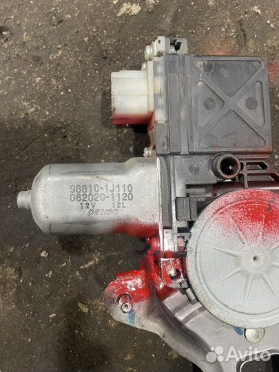 Hyundai i20 Стеклоподьемник передний правый