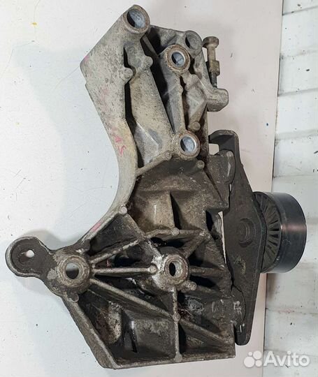 Кронштейн генератора Renault Symbol, Kangoo