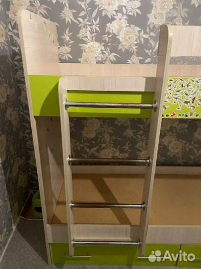 Двухъярусная кровать