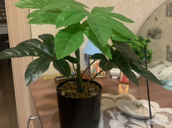 Искусственные цветы в горшке