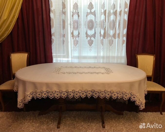 Обеденный стол овальной формы
