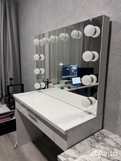 Туалетный столик с зеркалом и подсветкой бу