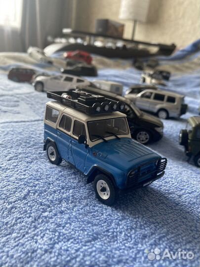 Модель автомобиля 1:43 экспедиция внедорожники
