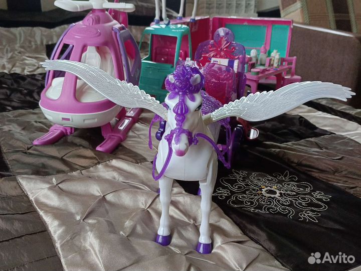 Фургон мороженого, карета с лошадью, вертолет