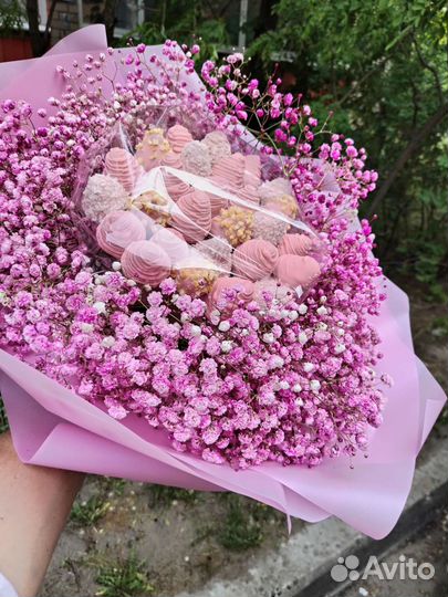 Клубника в шоколаде с цветами