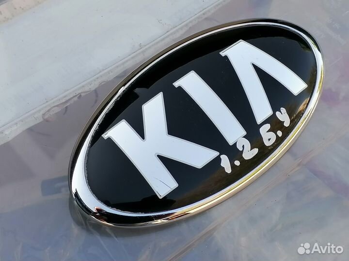 863183R500 бу эмблема Kia передняя