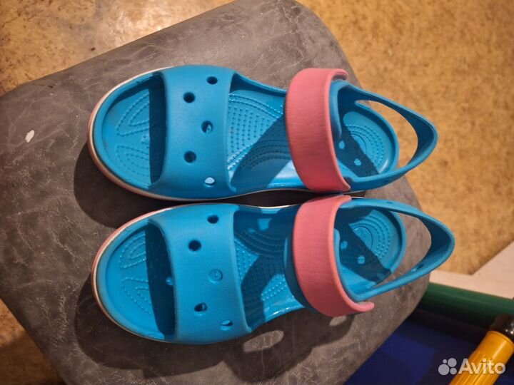 Сандалии crocs j2
