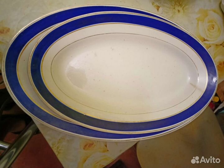 Фарфоровая посуда блюдо с золотой и синей каемкой