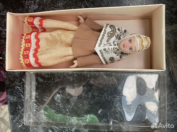 Фарфоровые куклы в национальных костюмах