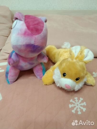 Мягкие игрушки зайчик и динозавр
