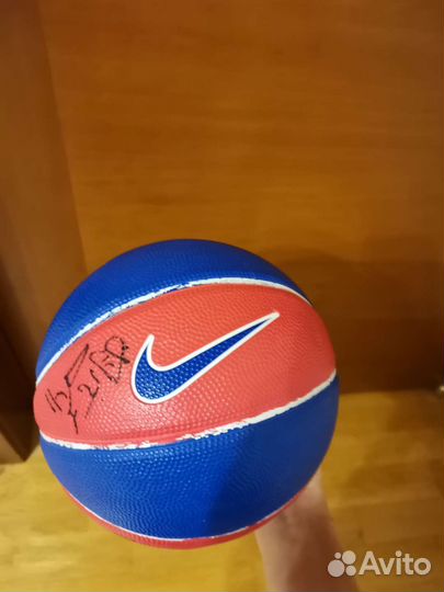 Баскетбольный мяч Nike с автографом