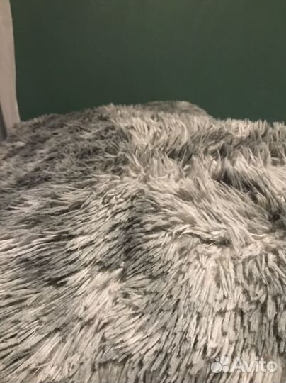 Ковер серый, с длинным ворсом, прикроватный