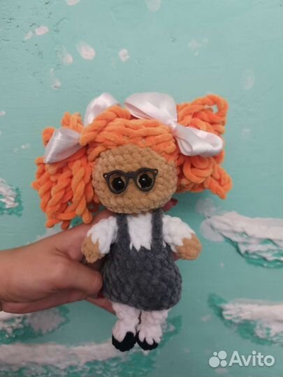 Школьница из плюшевой пряжи