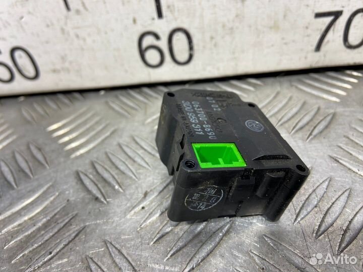 Б/У Моторчик заслонки отопителя#002