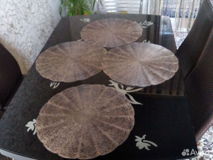 Кухонный стол и стулья