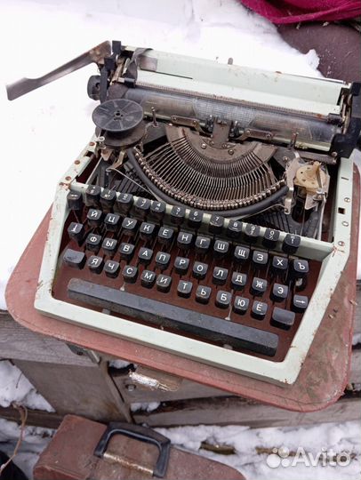Печатная пишущая машинка