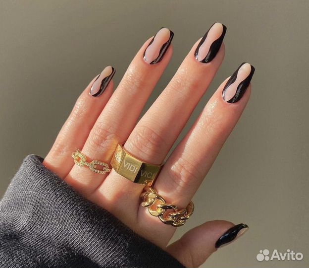 Модель на отработку французского маникюра