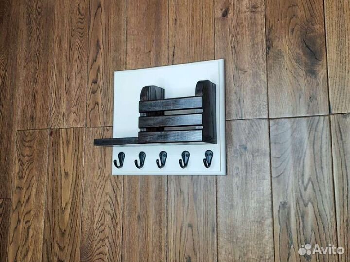 Полка из дерева для ключей