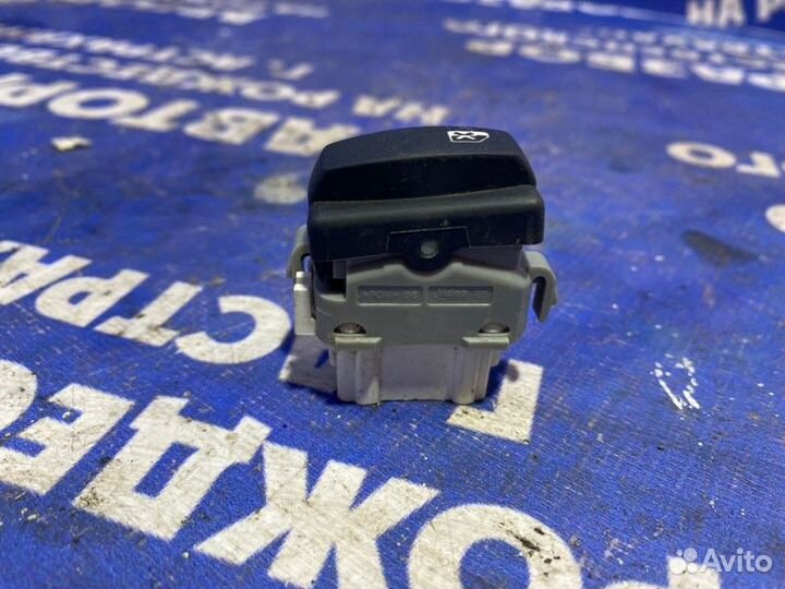 Кнопка блокировки стеклоподъёмника Renault Duster