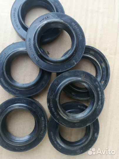 Сальники -42/68/10 -7 штук -65/90 /1 -3 штук