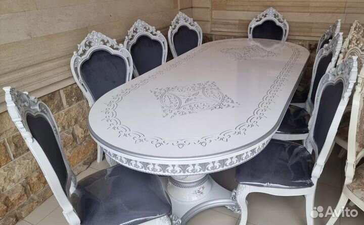 Стол со стульями