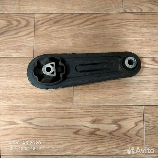 Задняя опора двигателя