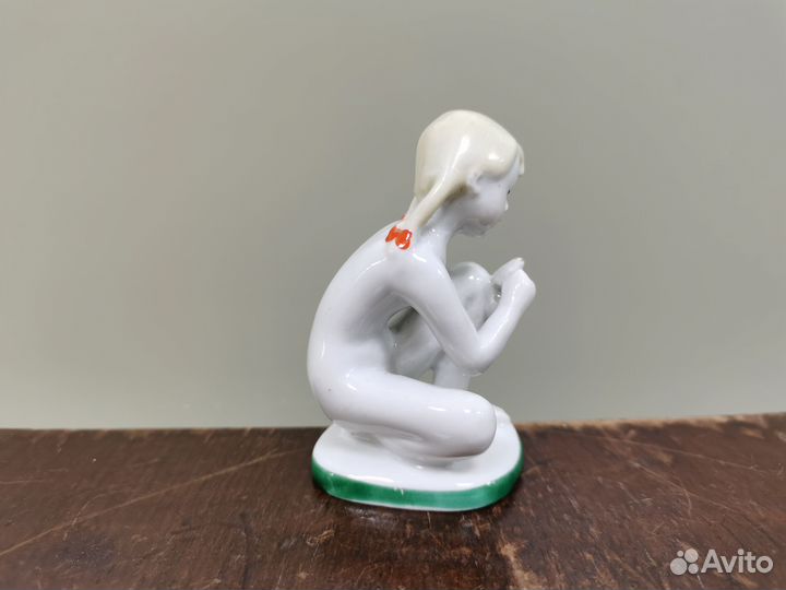 Фигурка фарфор девочка с голубем лфз СССР
