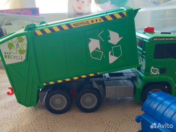 Большой зеленый мусоровоз с контейнером