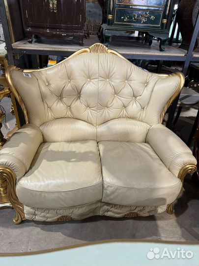 Диван. Кожаная мебель. Антикварная мебель