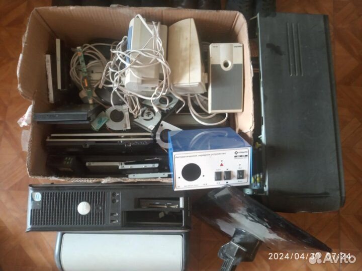 Большая коробка всякого хлама