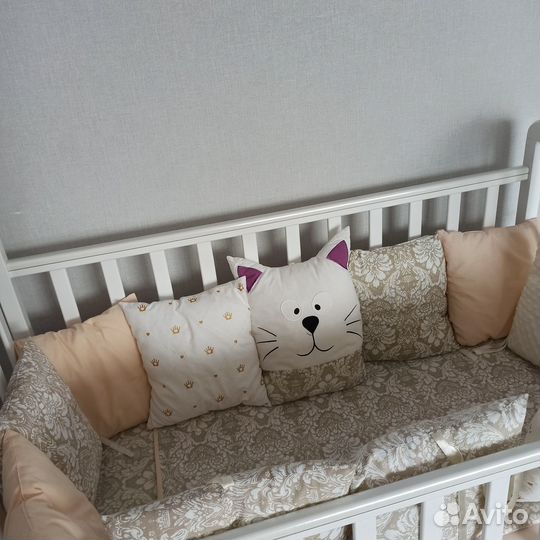 Детская кроватка с маятником