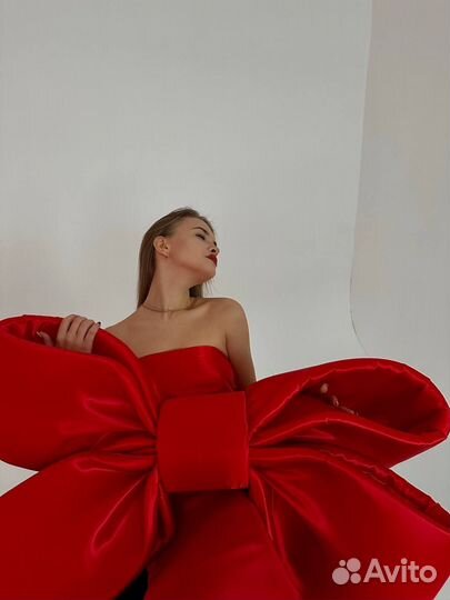 Гигантский красный бант для фотосессии