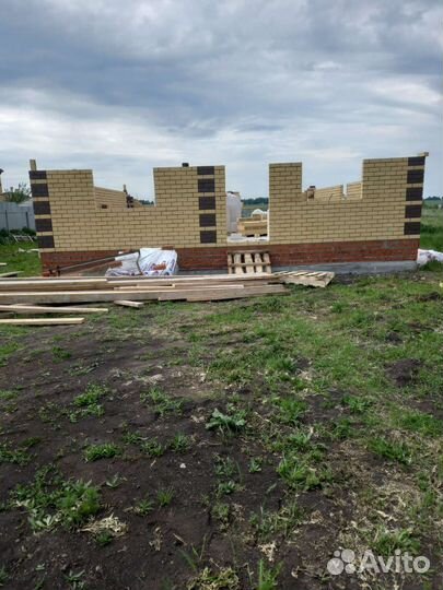 Бригада строителей каменщики