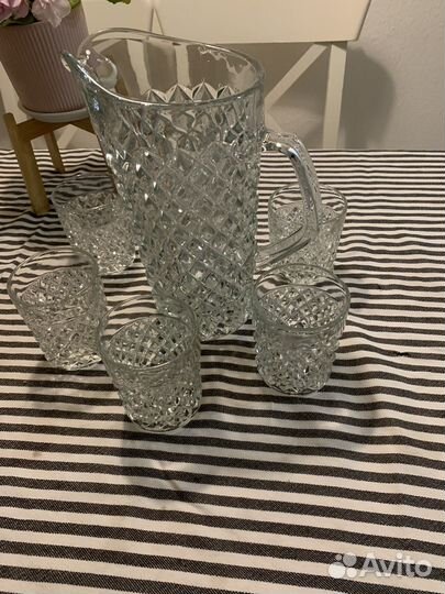 Хрустальные стаканы и графин